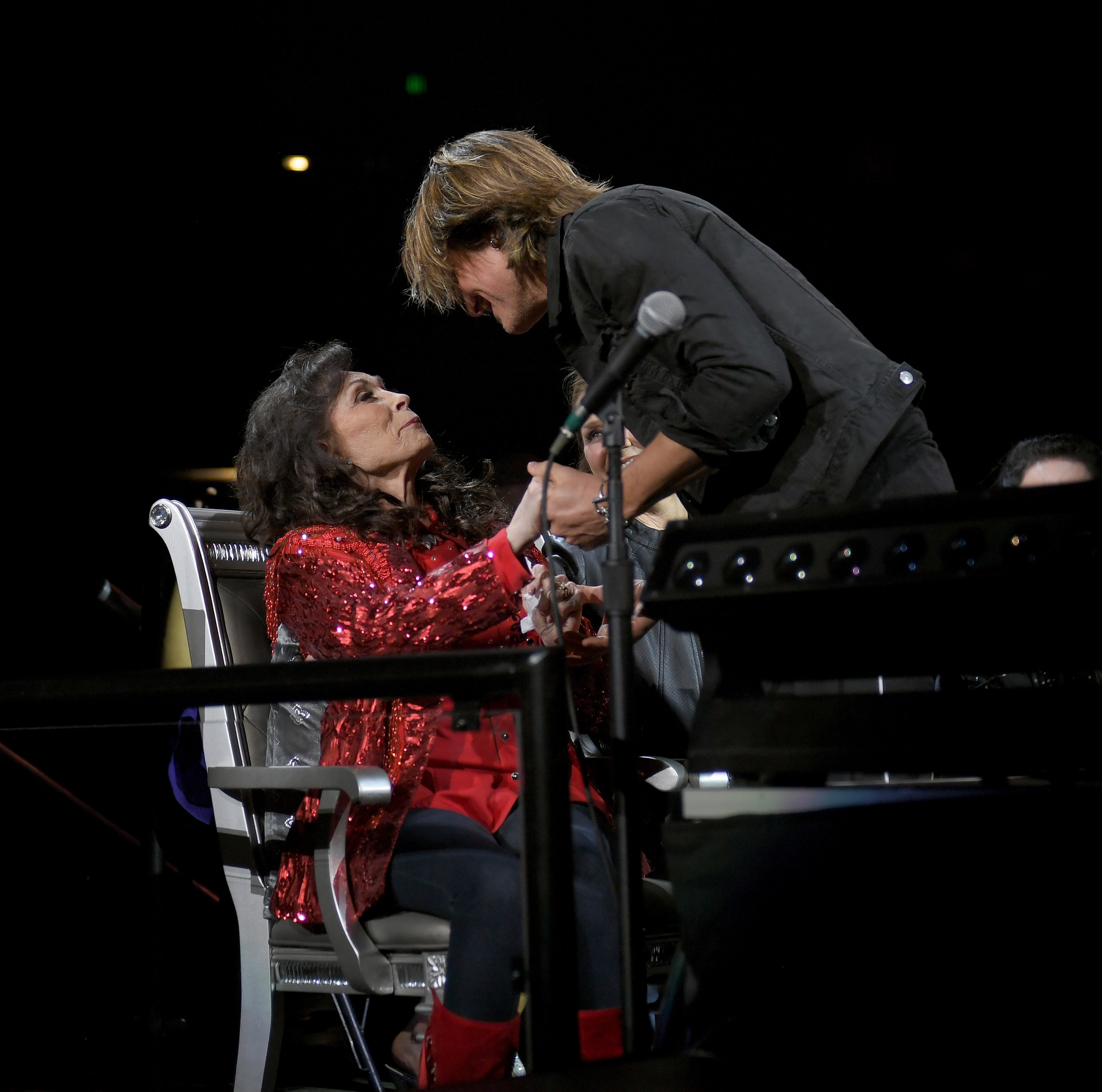 Keith Urban greets Loretta Lynn during Loretta Lynn: An All-Star Birthday Celebration Concert at Bridgestone Arena | Photo: Getty Images