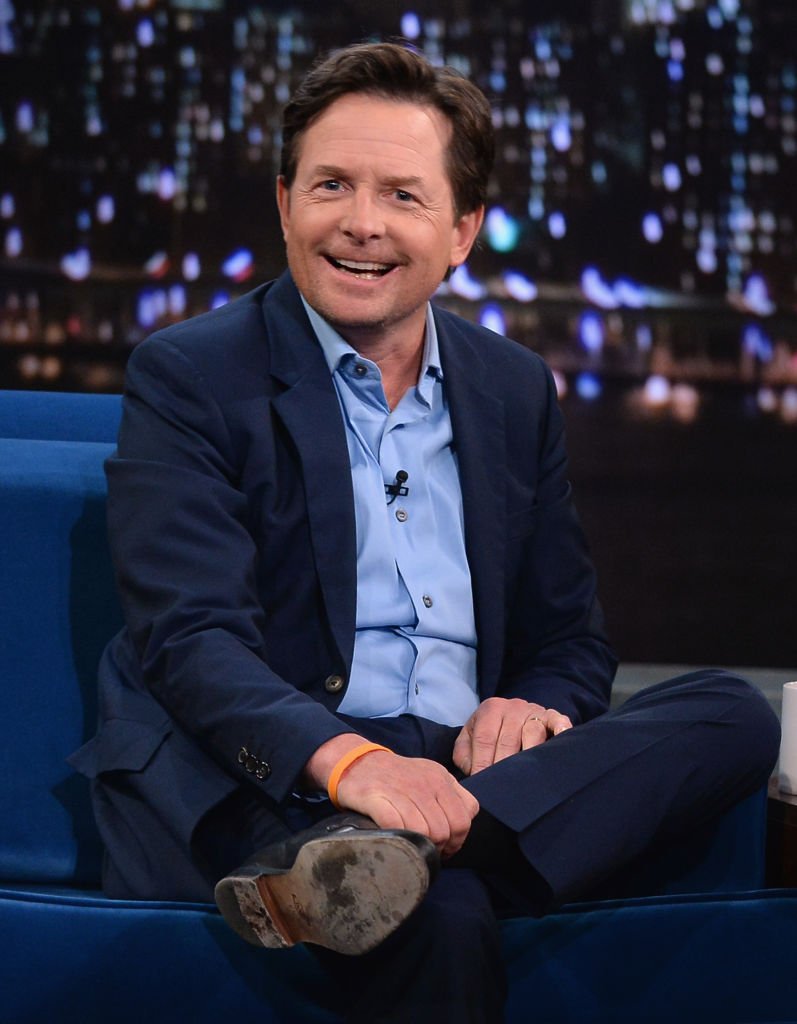 Michael J. Fox sur un plateau de télé. | Photo : Getty Images