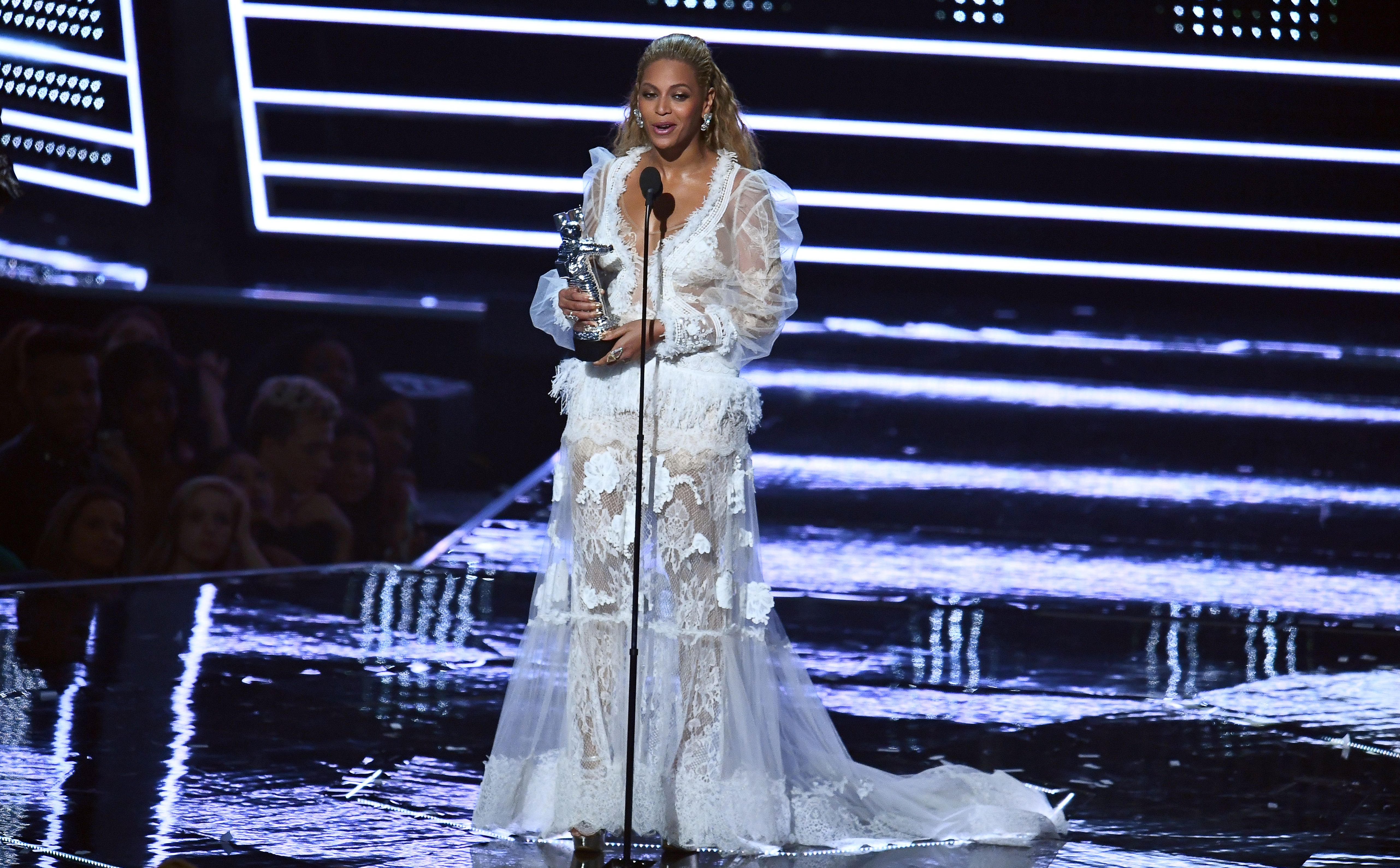 Beyonce accepts an award on stage during the 2016 MTV Video Music Award on August 28, 2016 | Source: Getty Images