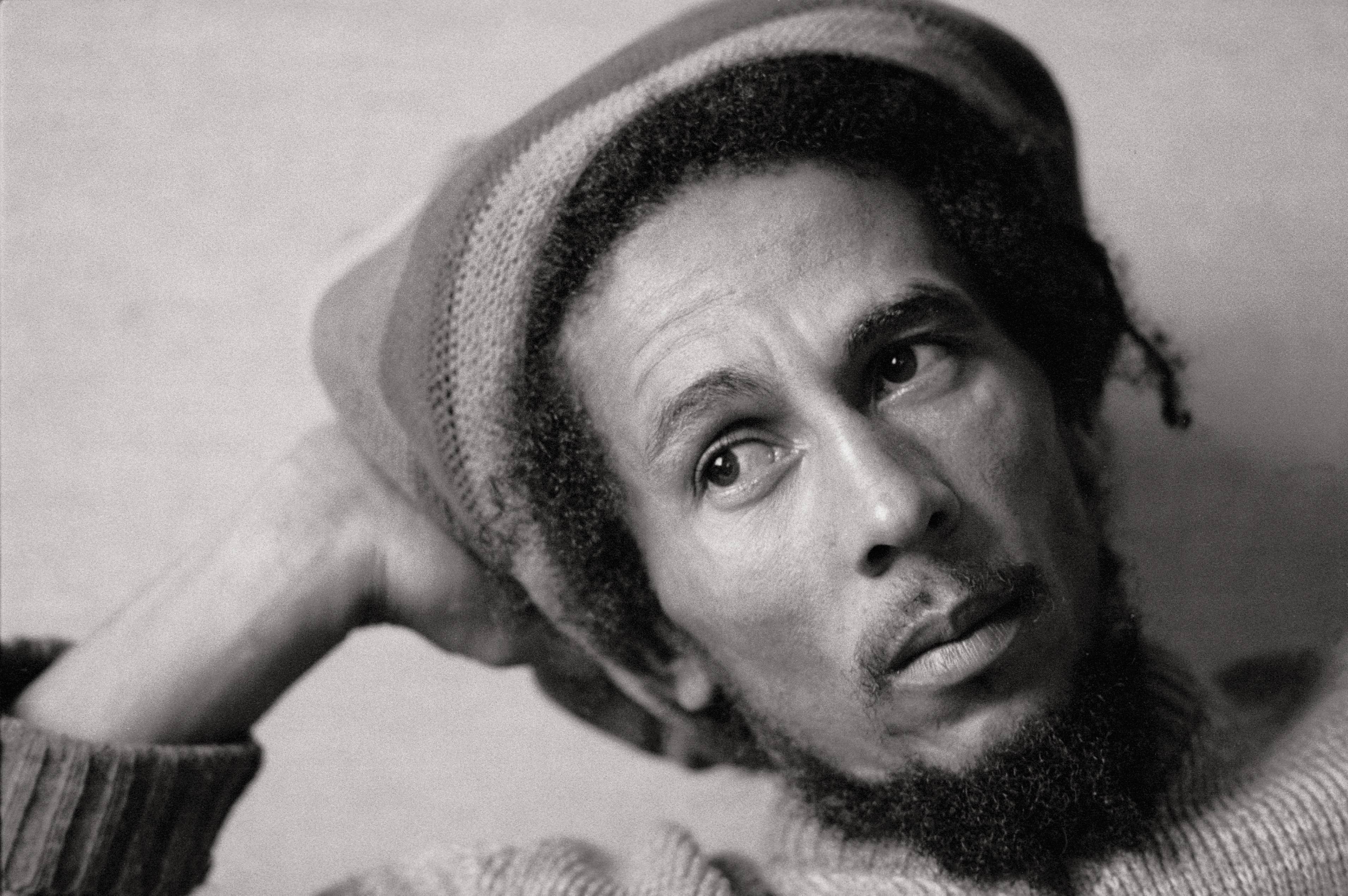 Bob Marley sits wearing a cap on his head for a potrait photo on January 1, 1980 | Photo: Getty Images
