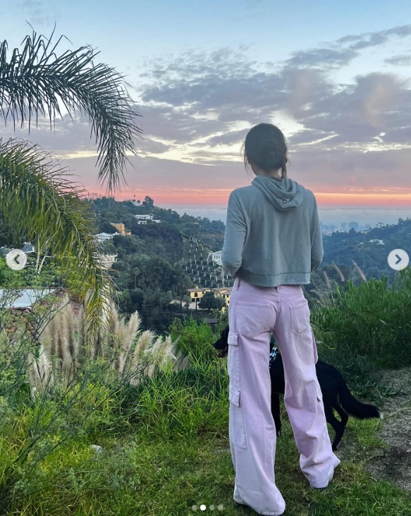 Sixuan Pasinetti with one of their dogs on October 8, 2023, in Los Angeles, California | Source: Instagram/6pasinetti