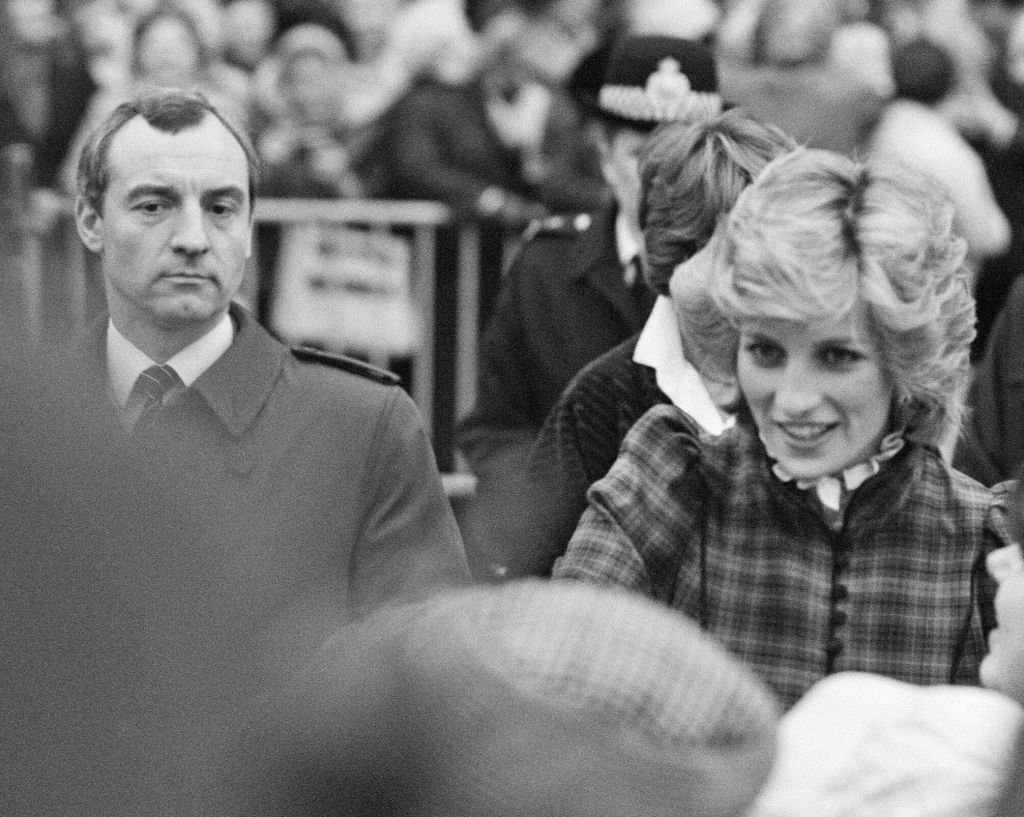 La photo montre la princesse Diana et derrière elle, son garde du corps Barry Mannakee. | Photo : Getty Images