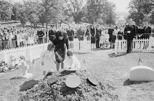 Jacqueline Kennedy, Caroline Kennedy, and John Kennedy, Jr. visit the temporary grave of President John F. Kennedy on May 29, 1964. | Source: Wikimedia Commons