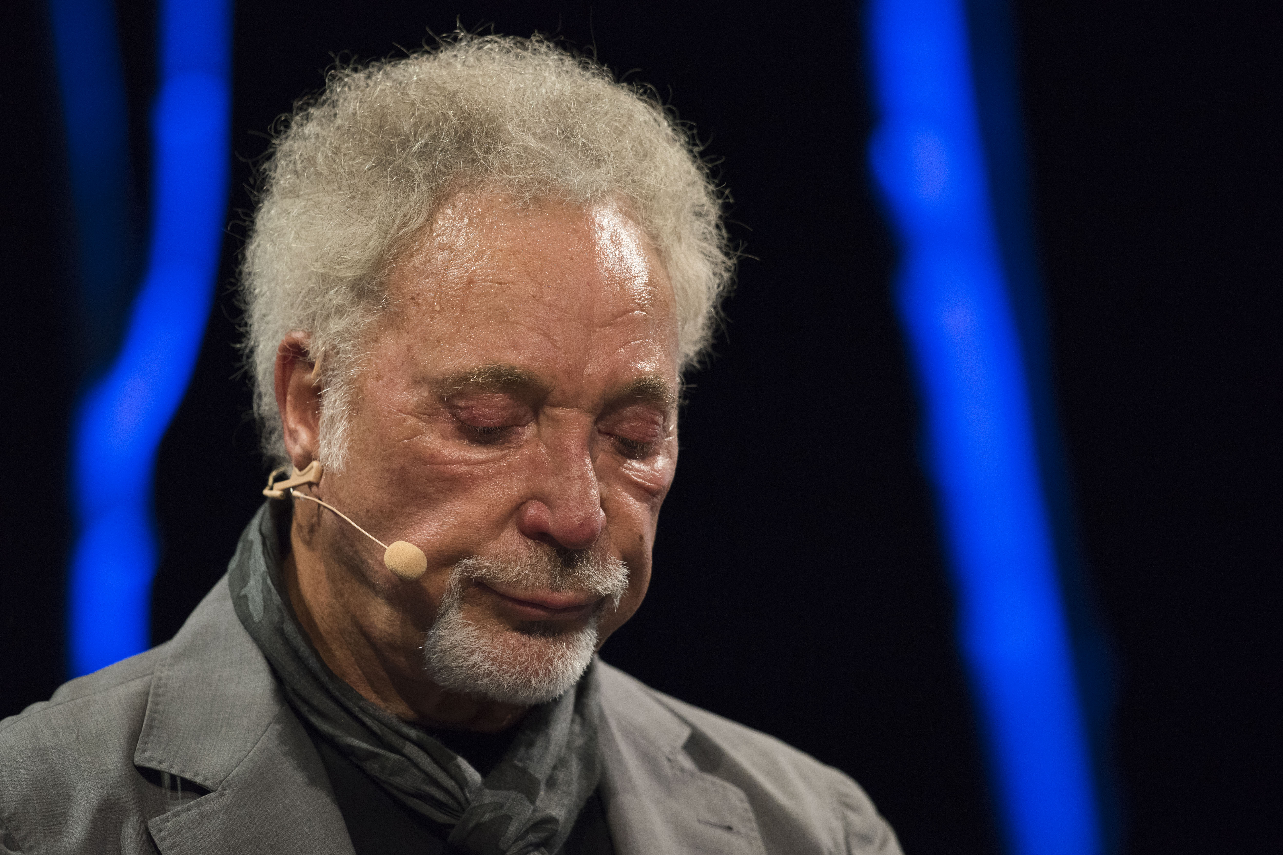 Tom Jones first public appearance since the death of his wife Melinda "Linda" Woodward. He appeared to fight back tears at the 2016 Hay Festivalon in Hay-on-Wye, Wales on June 5, 2016 | Source: Getty Images