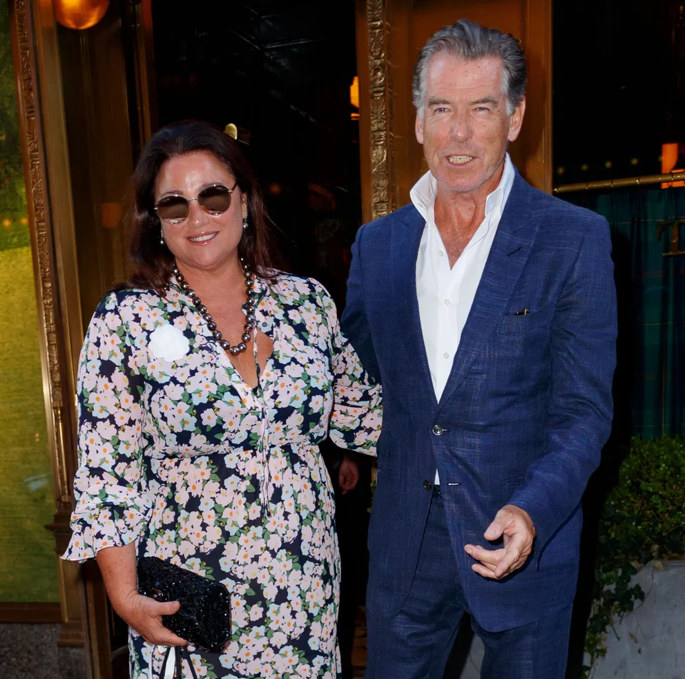 Pierce Brosnan et Keeley Shay Smith quittant le Polo Bar le 15 juin 2018 à New York. | Source : Getty Images