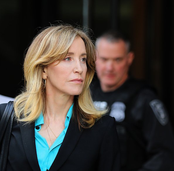 Felicity Huffman quitte le palais de justice américain John Joseph Moakley à Boston | Photo: Getty Images