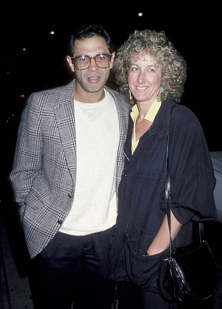 Le célèbre acteur Reni Santoni avec son épouse Betty Thomas lors d'une soirée de gala | Sources : Getty Images