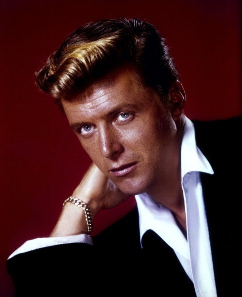 El actor estadounidense Edd Byrnes, estrella del programa de televisión '77 Sunset Strip ', alrededor de 1960. | Foto: Getty Images El actor estadounidense Edd Byrnes, estrella del programa de televisión '77 Sunset Strip ', alrededor de 1960. | Foto: Getty Images