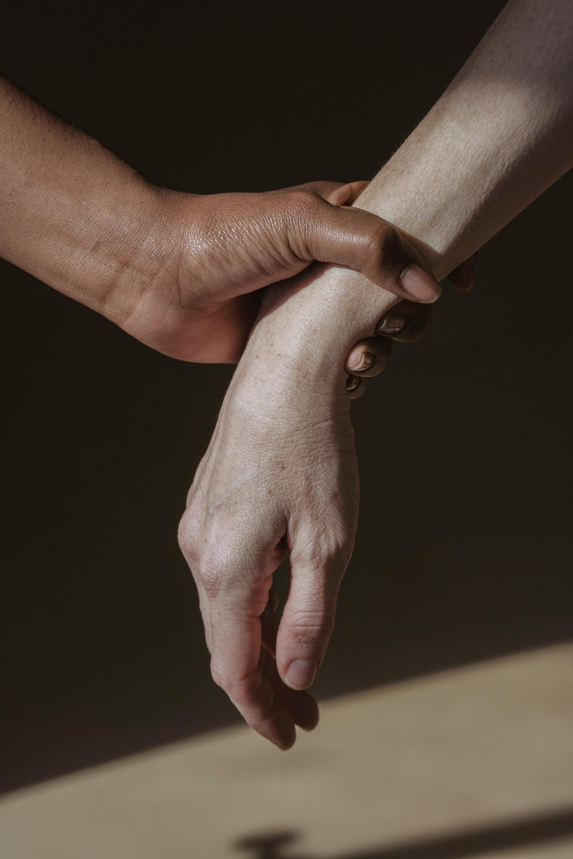 A person gripping another person's wrist | Source: Pexels