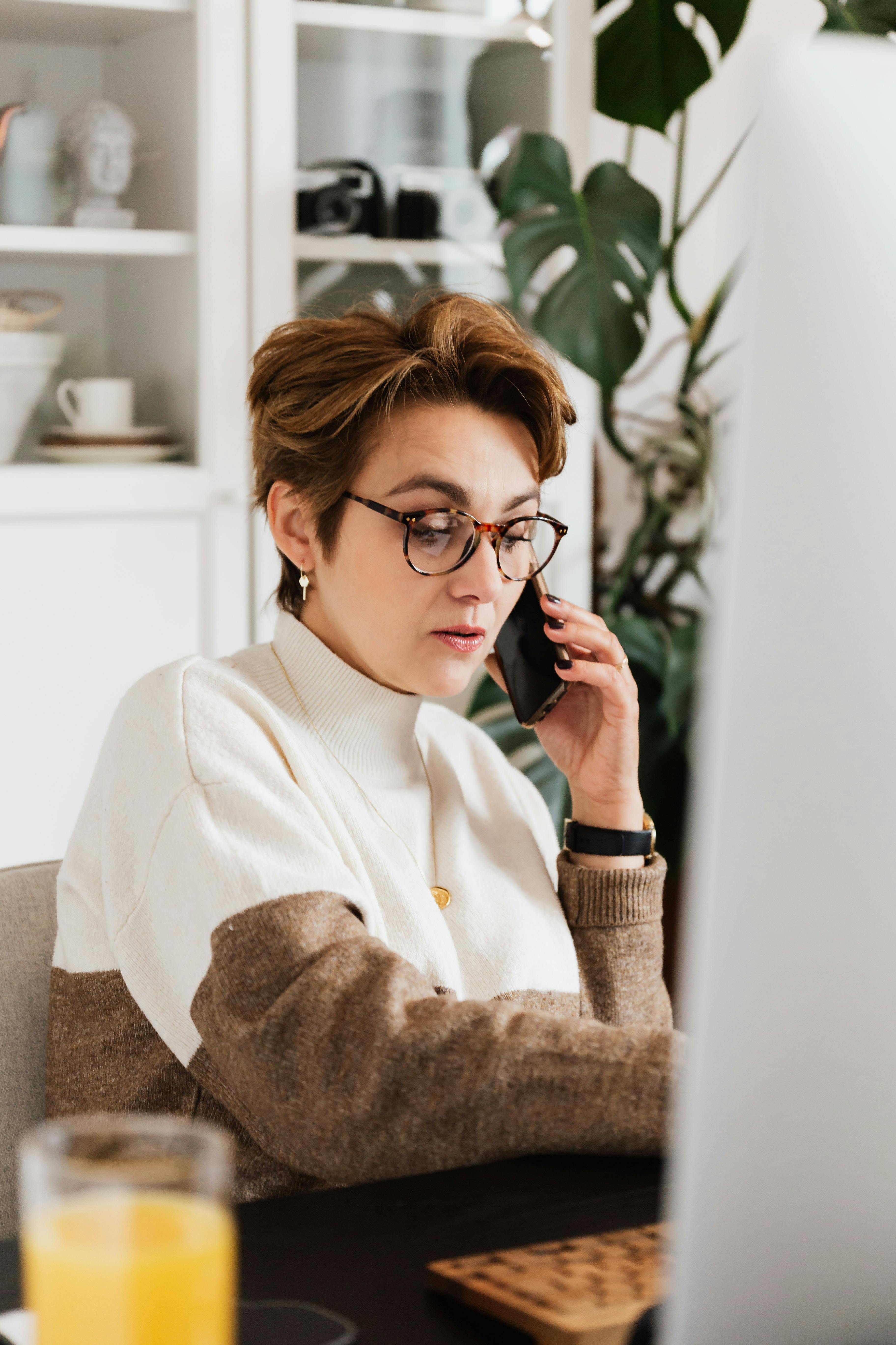 Woman answers a phone call | Source: Pexels