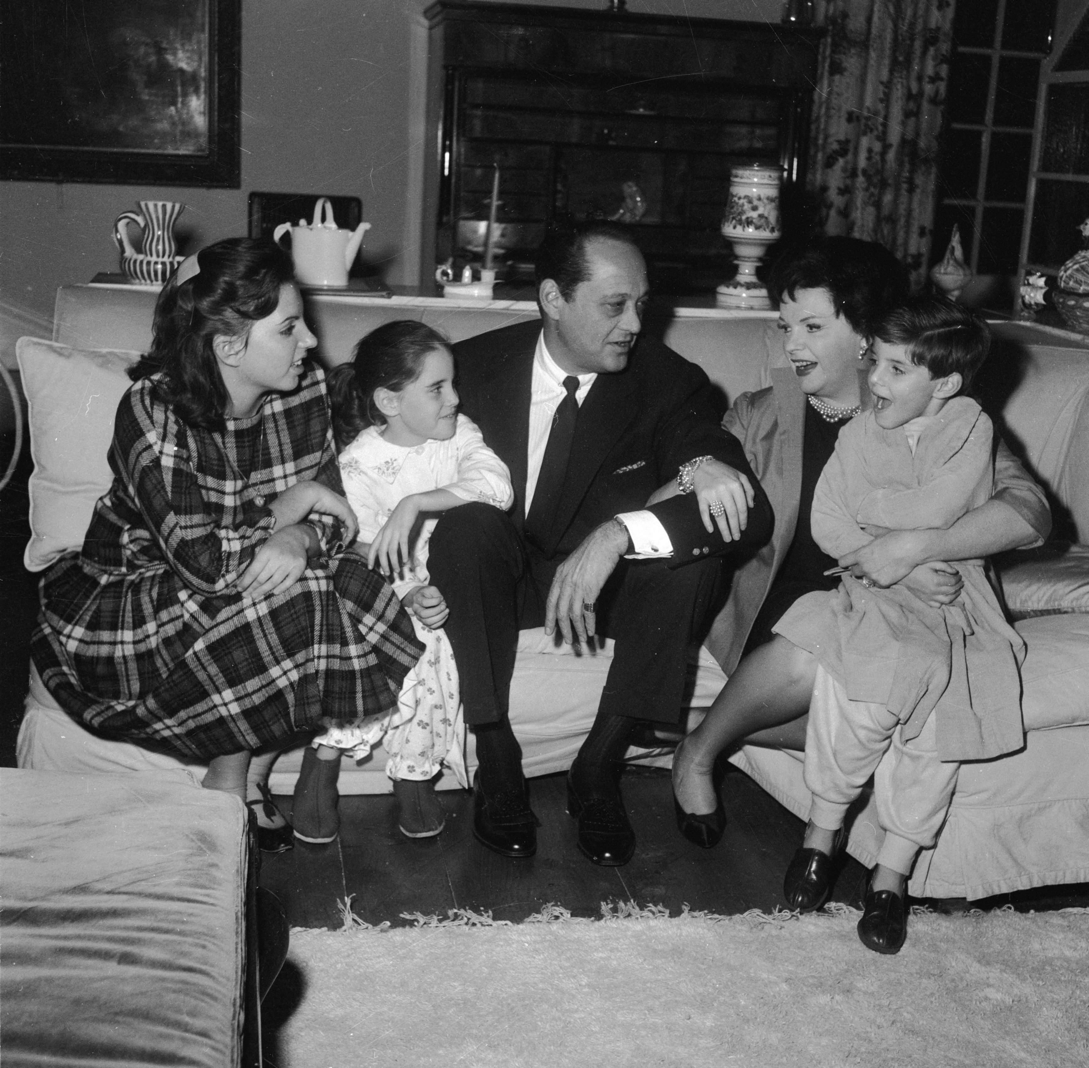 Judy Garland avec son mari Sid Luft et leurs enfants, Liza, Lorna et Joe, à leur domicile. | Photo : Getty Images Judy Garland avec son mari Sid Luft et leurs enfants, Liza, Lorna et Joe, à leur domicile. | Photo : Getty Images