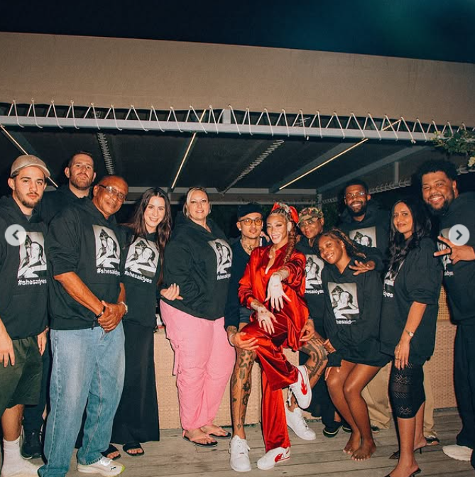 Winnie Harlow and Kyle Kuzma smile with their families | Source: Instagram/winnieharlow