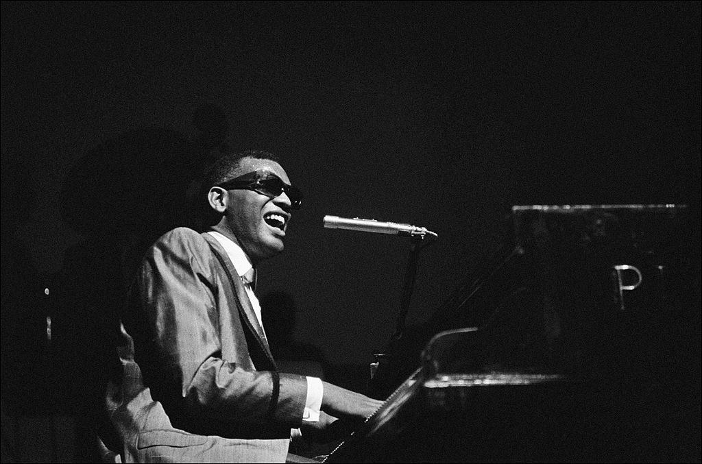 Ray Charles behind the scence at the Olympia in Paris, France on May 18, 1962. | Photo: Getty Images