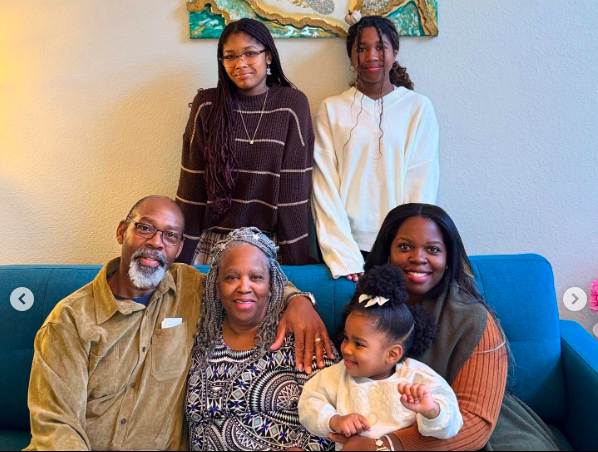 Sondra, Madison, Micah, and MaKayla Williams posing for a photo with loved ones during Thanksgiving, posted on November 30, 2024 | Source: Instagram/yoginisdww