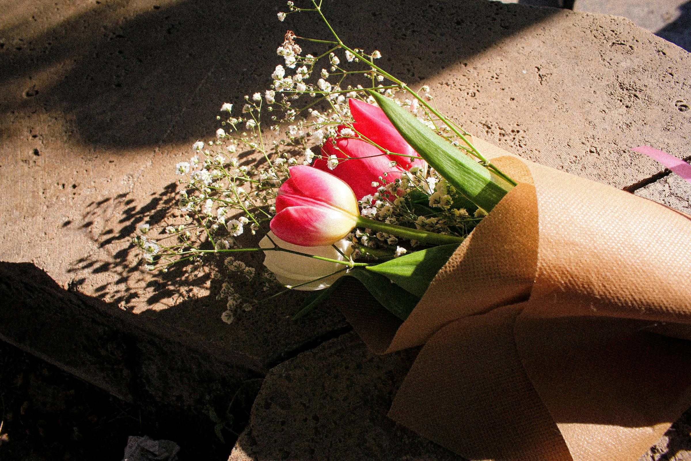 A bouquet on a doorstep | Source: Pexels