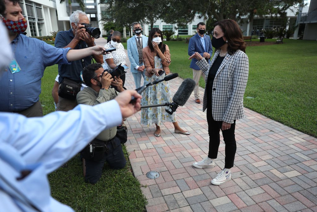 Kamala Harris hablando con los medios de comunicación, el 31 de octubre de 2020 en Lake Worth, Florida. | Foto: Getty Images