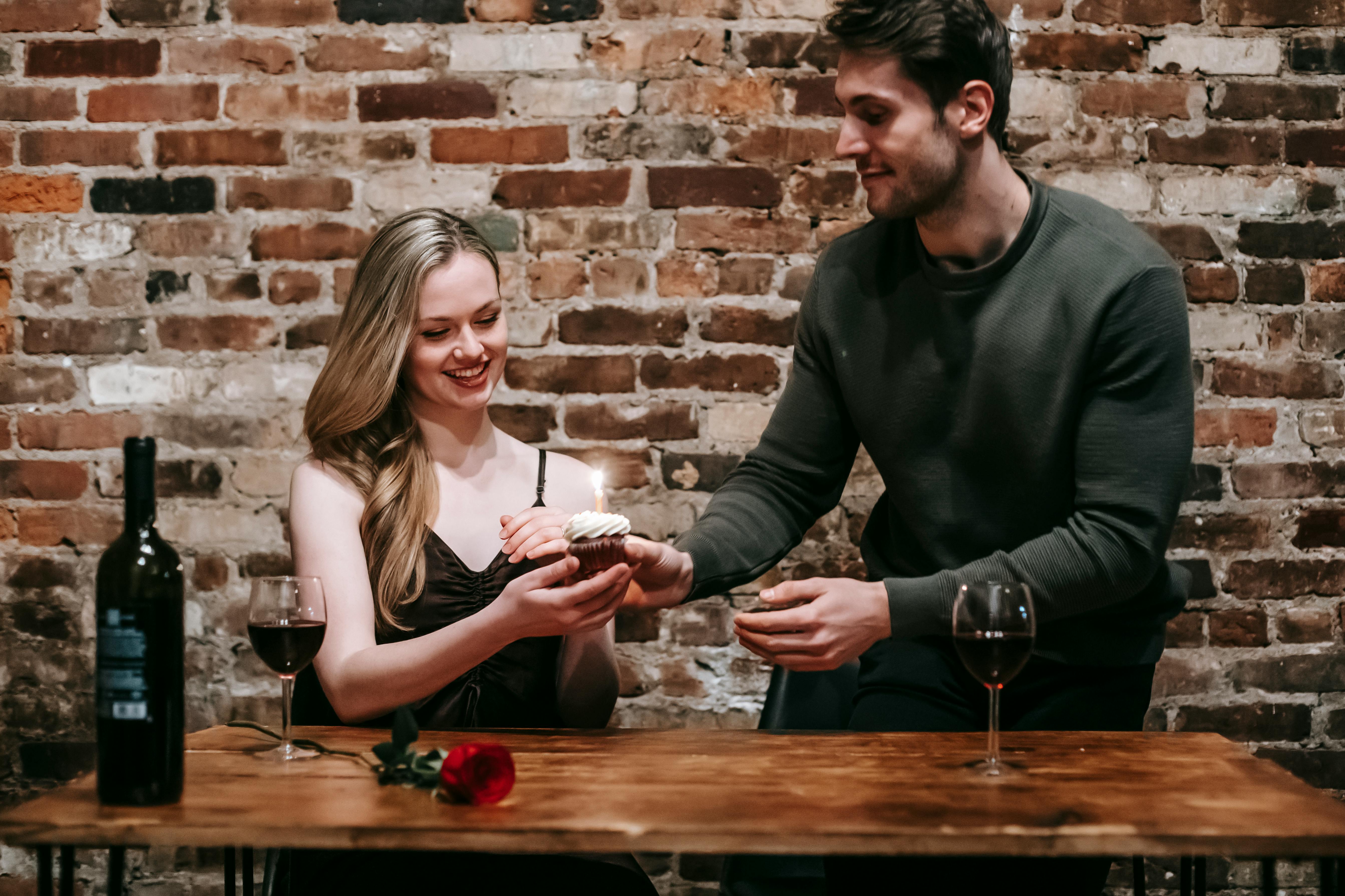 A couple celebrating | Source: Pexels