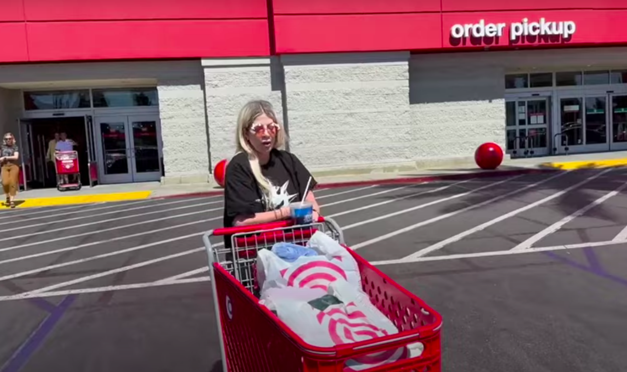 A screenshot from a YouTube video showing Tori Spelling out shopping amid her and her kids staying in a cheap motel posted on July 18, 2023 | Source: YouTube/Page Six