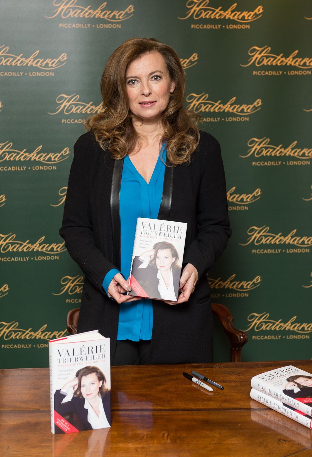 : Valerie Trierweiler signe des exemplaires de son livre `` Merci pour le moment '' à Hatchards le 25 novembre 2014 à Londres, en Angleterre. | Photo : Getty Images