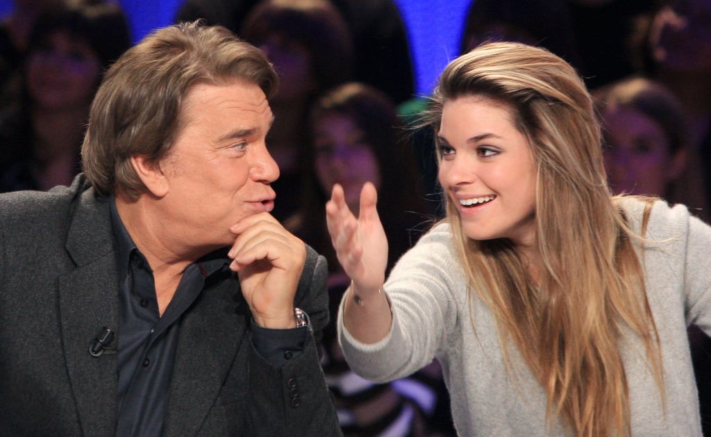 Bernard Tapie et sa fille Sophie assistent à l'émission de télévision française Canal + "le grand journal". | Photo : Getty Images