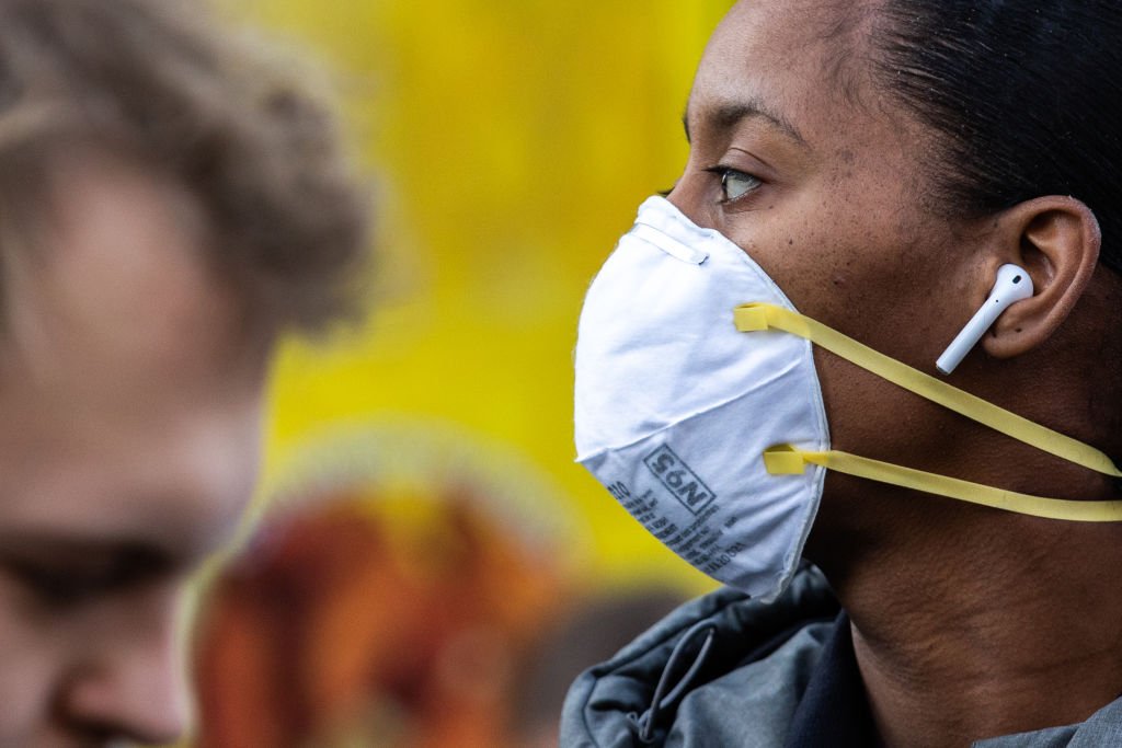 Une personne masquée.| Photo : Getty images