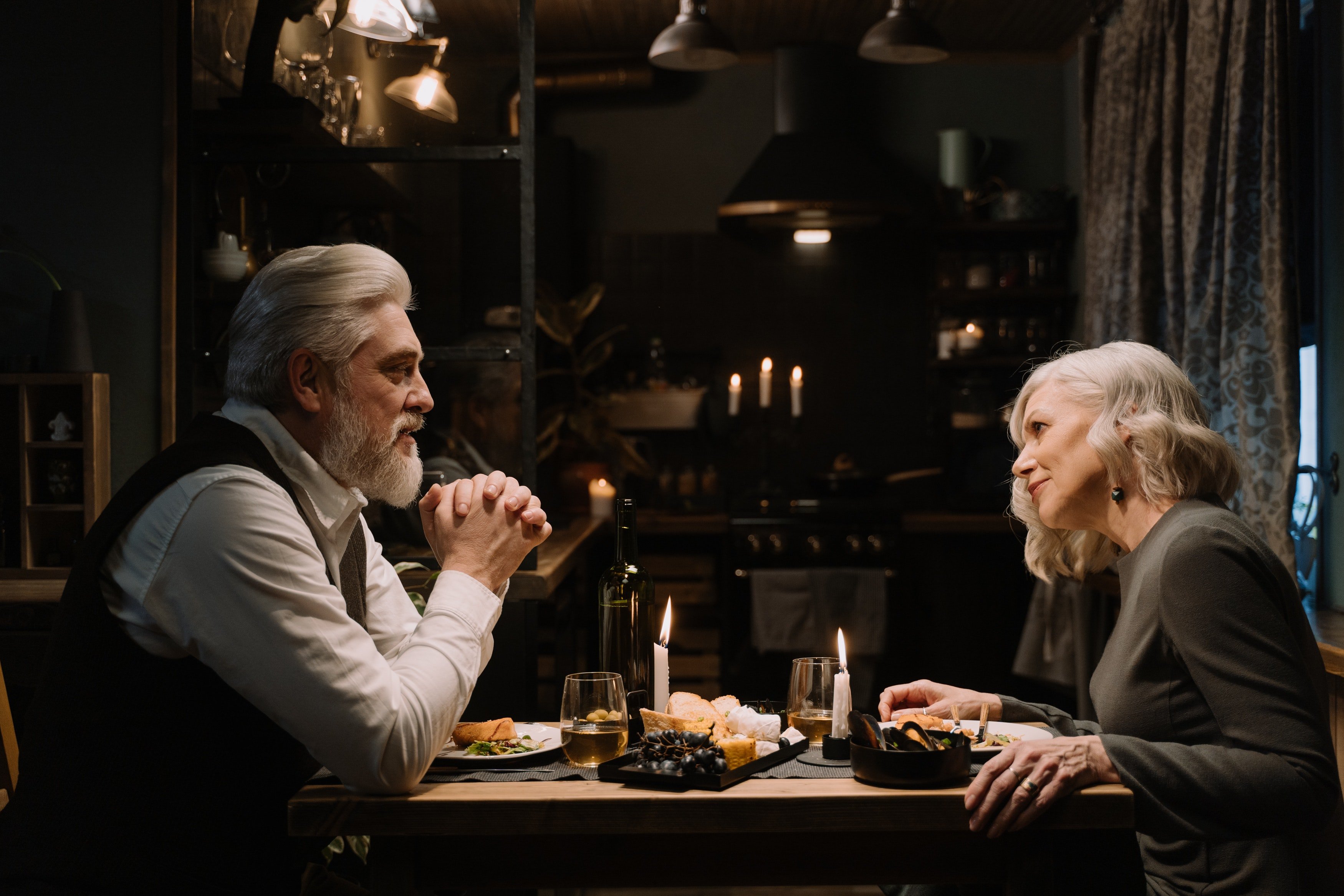 Una pareja conversa mientras comparten una cena. | Foto: Pexels