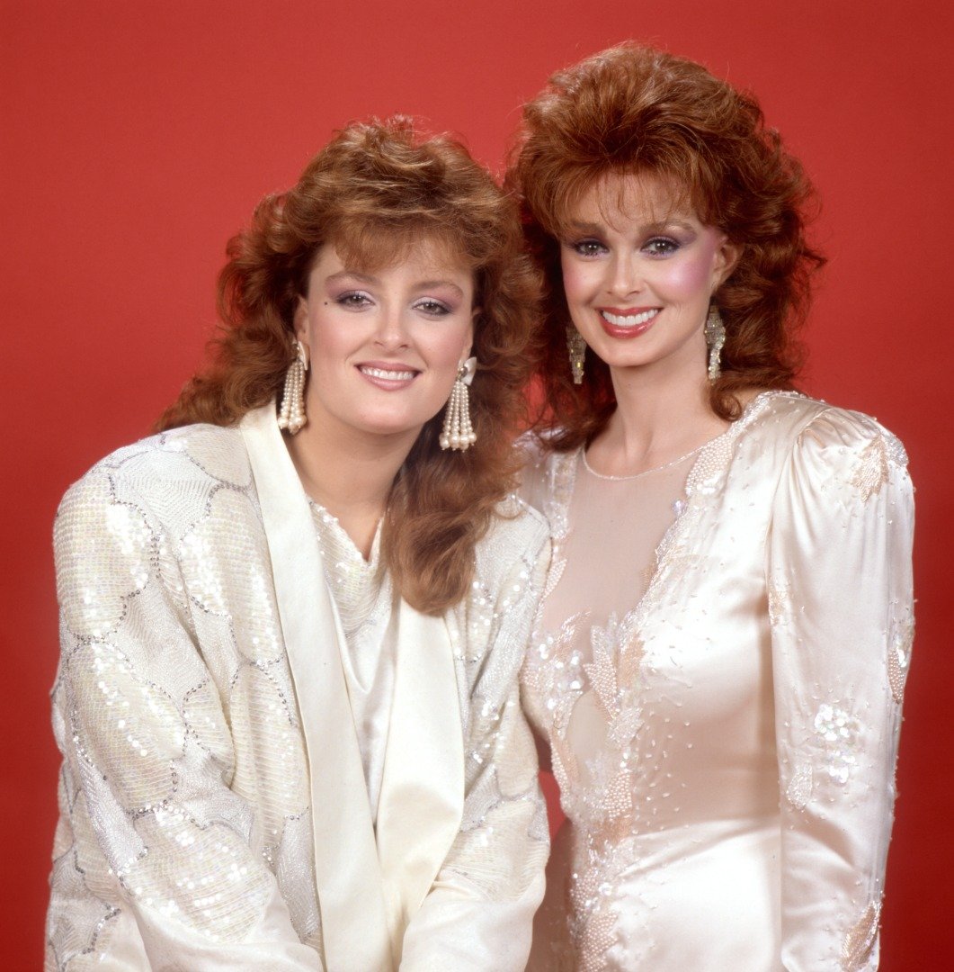 Pictured from left is Wynonna Judd and Naomi Judd in a gallery shot for the Country Music Awards, 1986. | Source: Getty Images