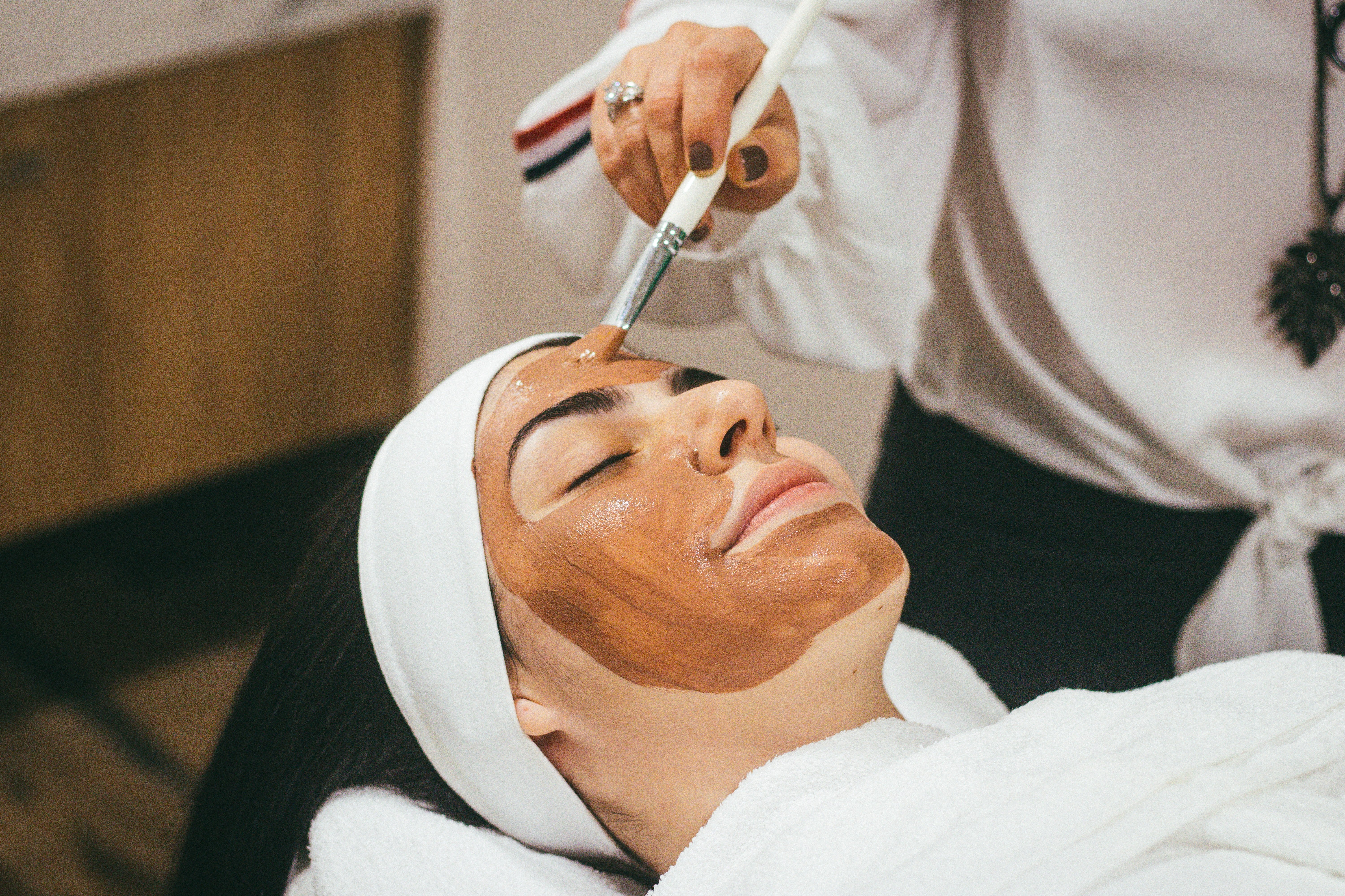 Une femme se faisant faire un soin du visage. l  Source : Unsplash