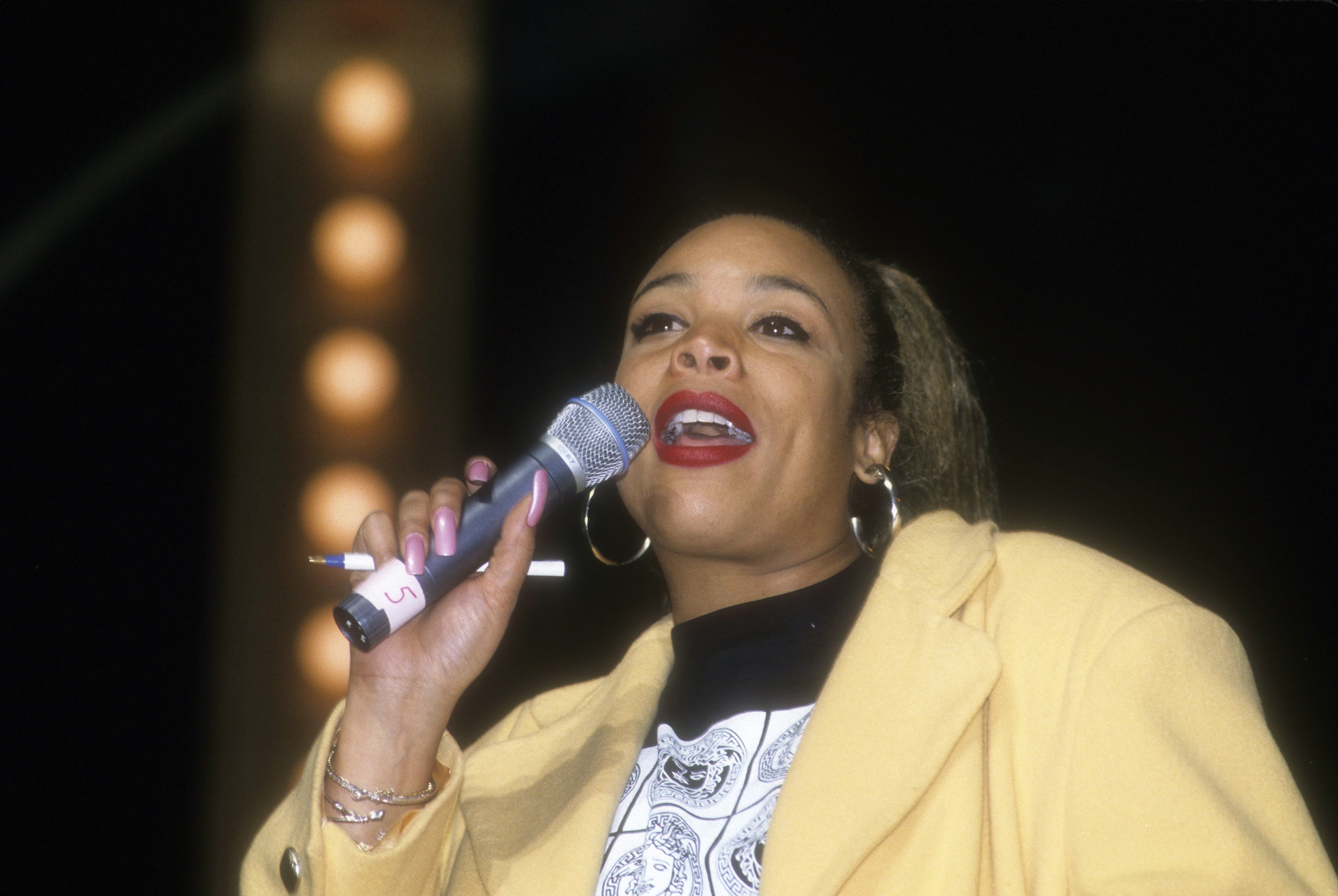 Wendy Williams hosting a show at The Apollo Theater in New York City in 1996 | Source: Getty Images