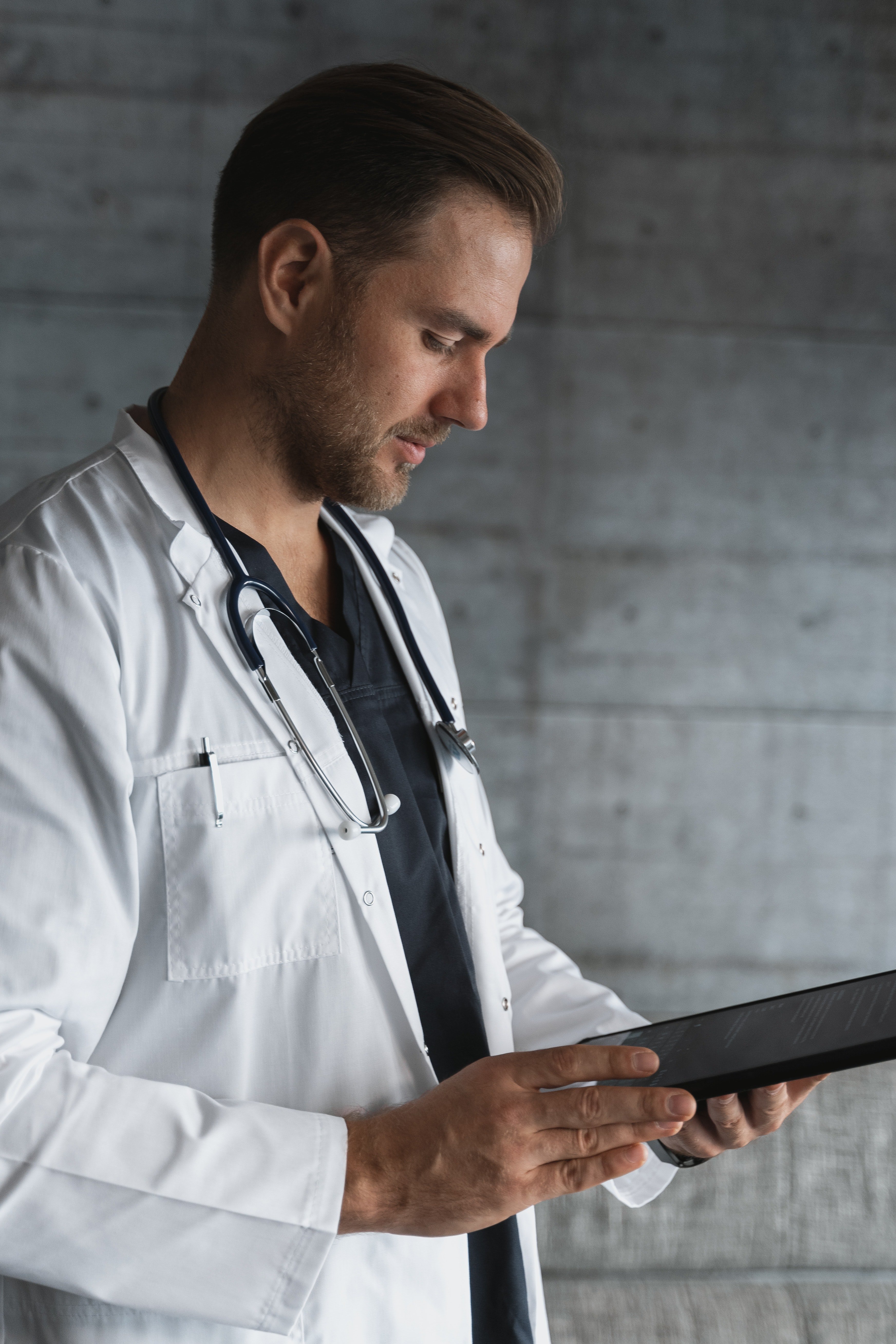 Un médico sosteniendo una tableta en sus manos. | Foto: Pexels