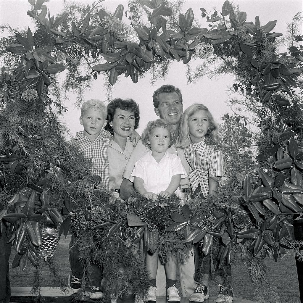 Bill Williams and Barbara Hale with their children in a Christmas portrait on 02 December, 1957 | Photo: Getty Images
