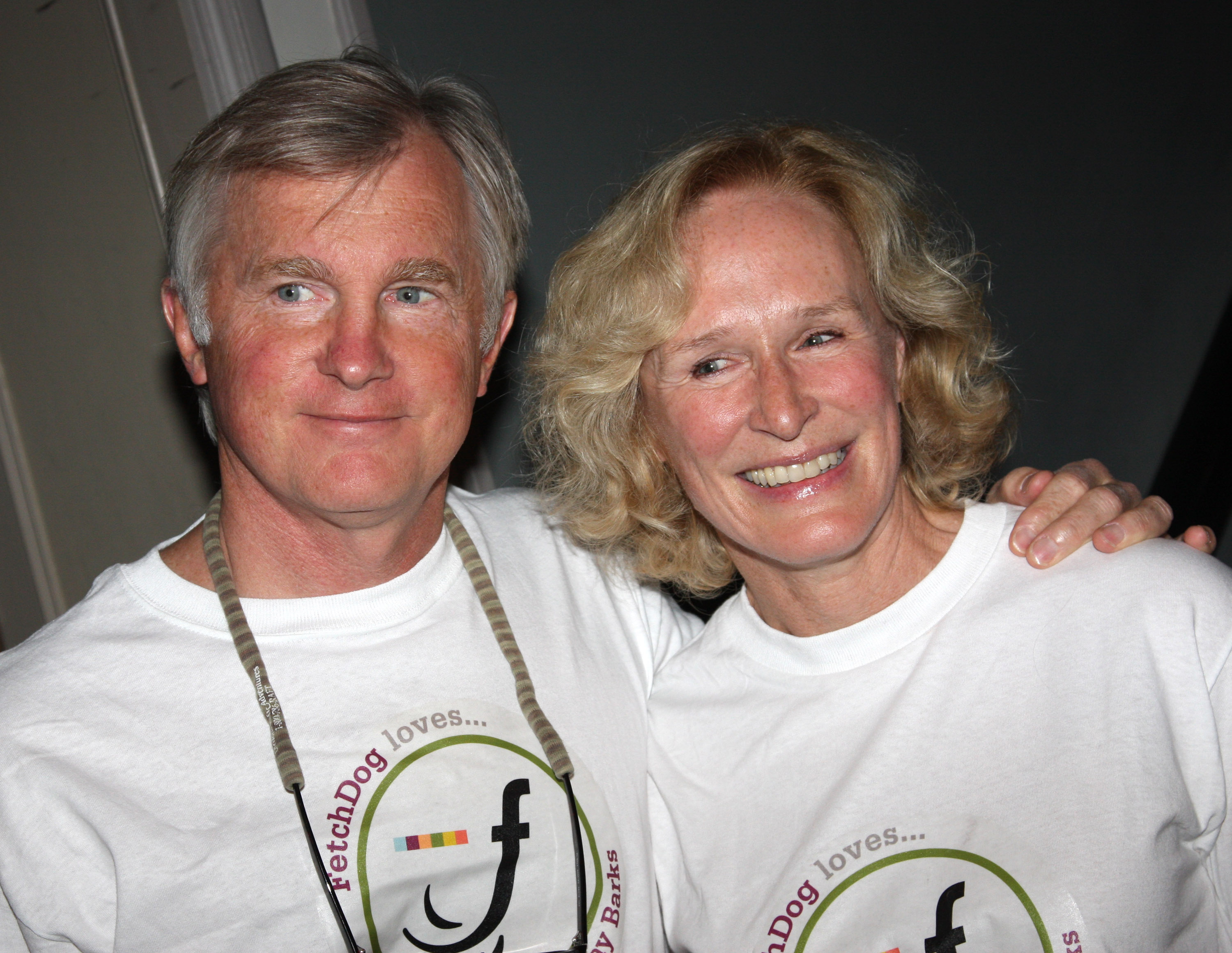 David Shaw and Glenn Close pose at Broadway Barks 10 in New York City on July 12, 2008 | Source: Getty Images
