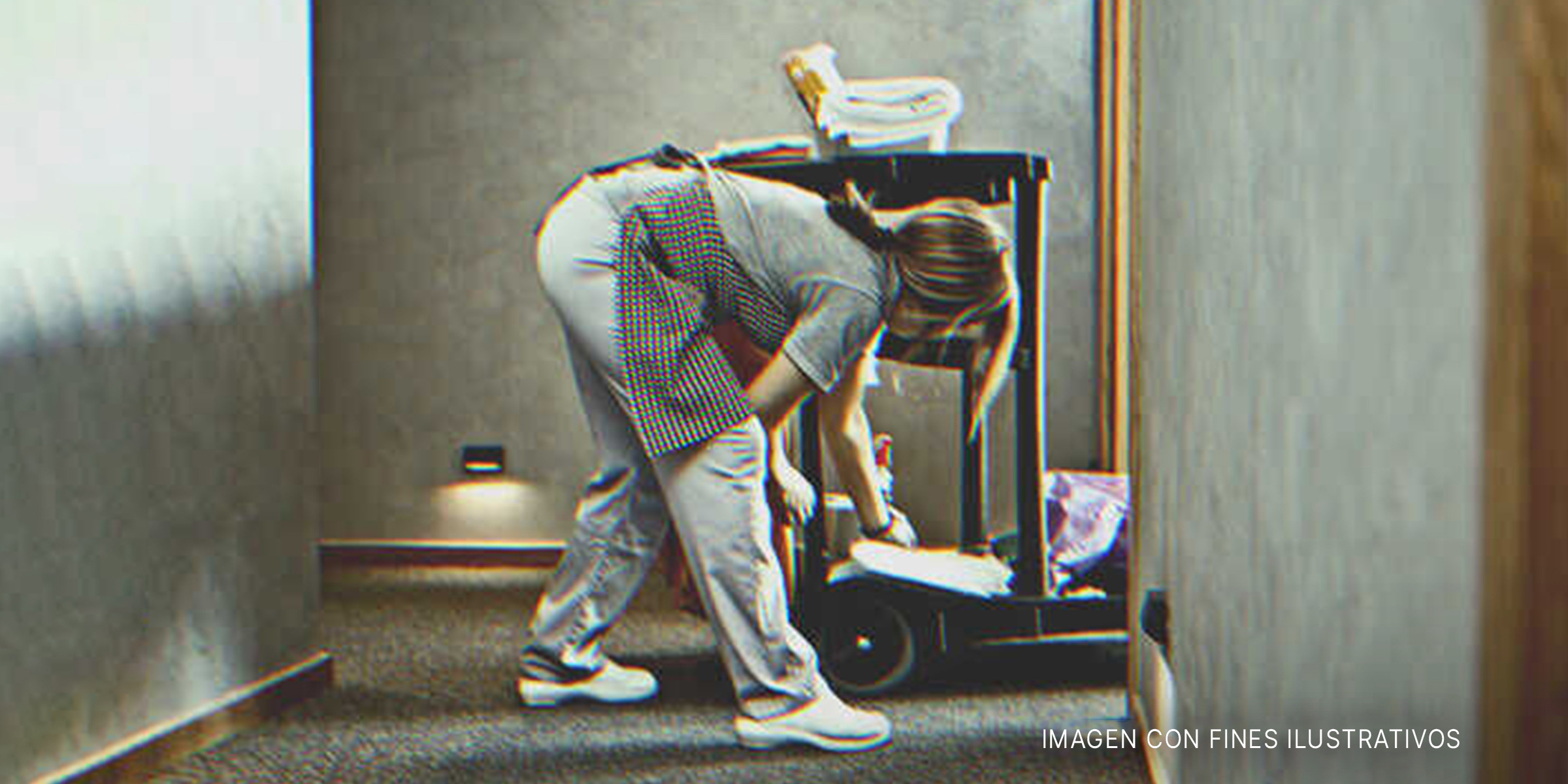 Una mucama de hotel organizando su carrito de limpieza. | Foto: Getty Images