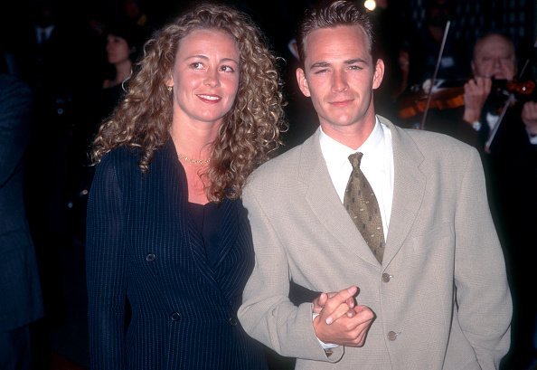 American actor Luke Perry poses for a portrait with his wife Minnie Sharp at the 1995 World Music Awards | Photo: Getty Images