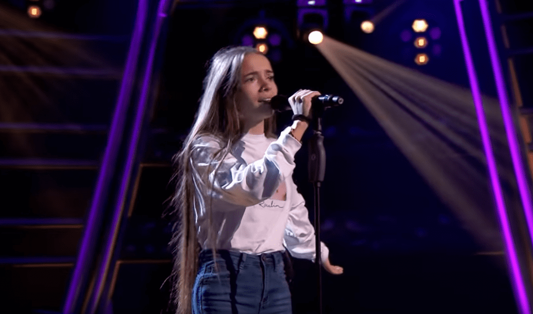 Sara Gálvez interpretando el tema Toda una vida en las audiciones a ciegas en La Voz Kids 2019. | Imagen: YouTube/The Voice Kids Spain Sara Gálvez interpretando el tema Toda una vida en las audiciones a ciegas en La Voz Kids 2019. | Imagen: YouTube/The Voice Kids Spain