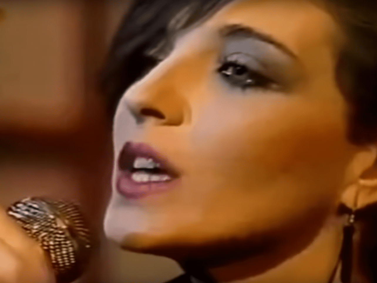 Pepa Villalba, voz principal del grupo valenciano ‘Vídeo’ de la década de los 80. | Imagen: YouTube/Mito de los 80
