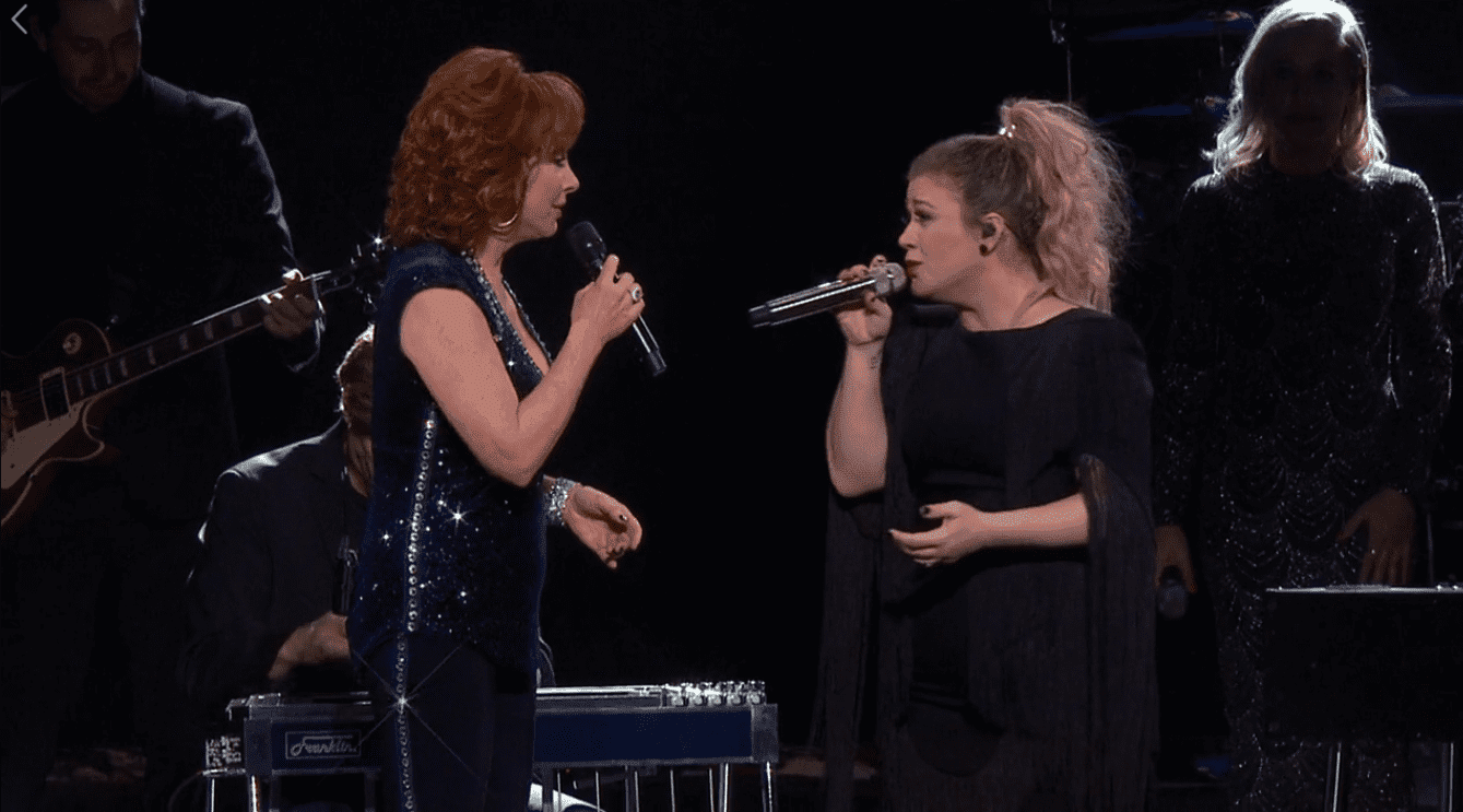 Kelly Clarkson and Reba McEntire in Nashville, Tennessee on March 29, 2019 | Photo: Facebook/Kelly Clarkson