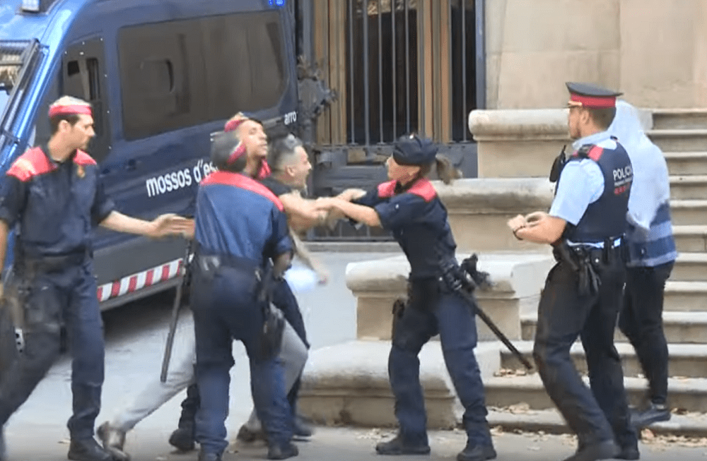 Momento en que tío de la víctima de la “Manada de Manresa” intenta agredir a uno de los acusados. | Imagen: YouTube/El Mundo Momento en que tío de la víctima de la “Manada de Manresa” intenta agredir a uno de los acusados. | Imagen: YouTube/El Mundo