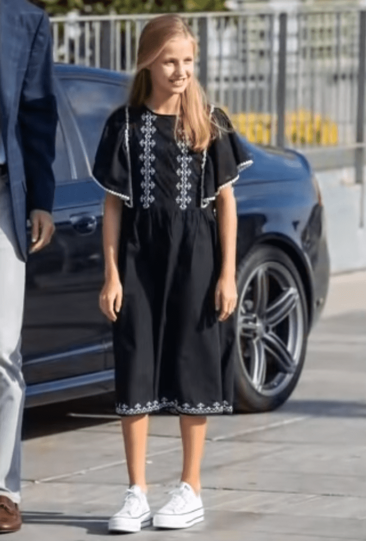 La princesa Leonor visita al Rey Juan Carlos I, el 27 de agosto de 2019 en el hospital Quirónsalud de Madrid. | Imagen: YouTube/EL ATICO BB La princesa Leonor visita al Rey Juan Carlos I, el 27 de agosto de 2019 en el hospital Quirónsalud de Madrid. | Imagen: YouTube/EL ATICO BB