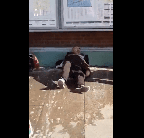 Hombre desamparado. | Imagen: Twitter / Metro UK Hombre desamparado. | Imagen: Twitter / Metro UK