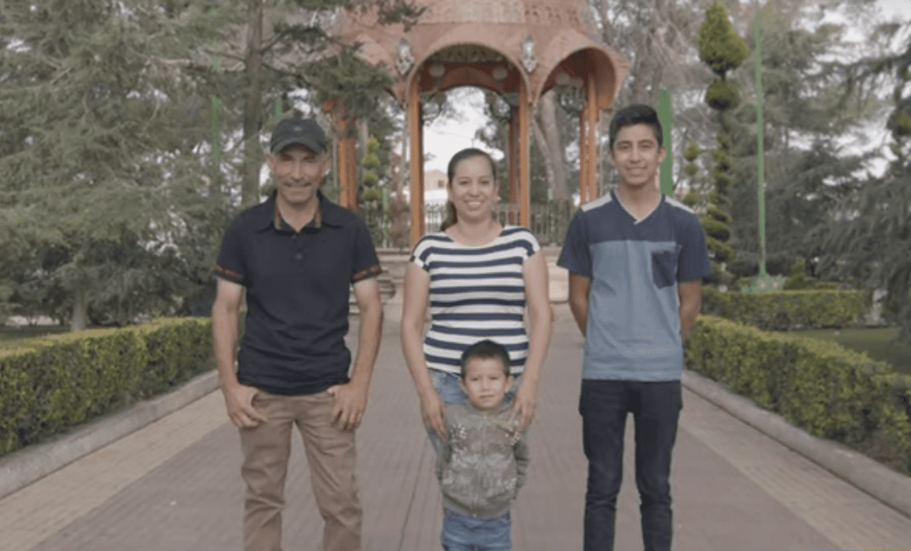 La familia Cañas González, de Tomochi, Chihuahua. | Foto: YouTube/Coppel La familia Cañas González, de Tomochi, Chihuahua. | Foto: YouTube/Coppel