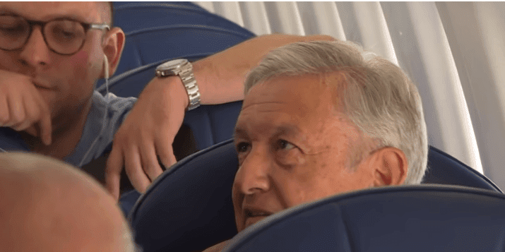 AMLO en compañía de dos personas, dentro del avión. | Imagen: YouTube / AFPES AMLO en compañía de dos personas, dentro del avión. | Imagen: YouTube / AFPES