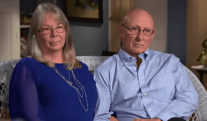 Sandy and Lonnie Phillips discussing their support to the families of mass shooting victims with Anderson Cooper | Photo: "60 Minutes" 