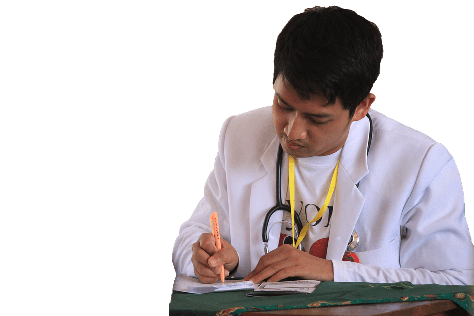 Doctor llenando informes.│Imagen tomada de: Pixabay