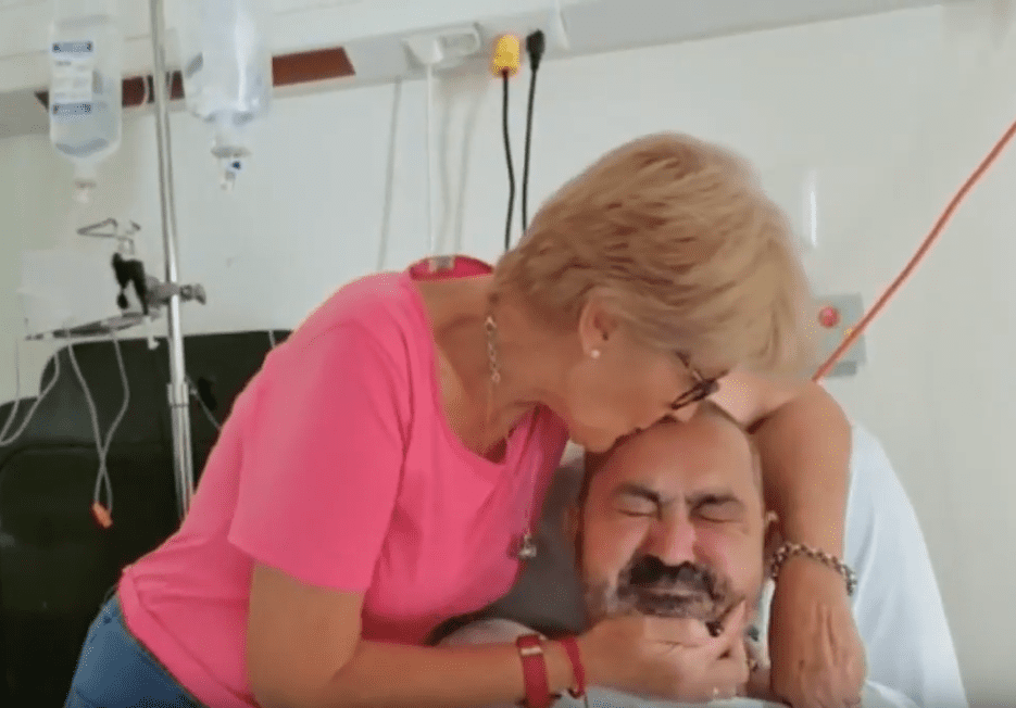 Jesús García y su esposa Araceli, declarando desde un hospital en Punta Cana, República Dominicana. | Imagen: YouTube/Vaya Noticias Jesús García y su esposa Araceli, declarando desde un hospital en Punta Cana, República Dominicana. | Imagen: YouTube/Vaya Noticias