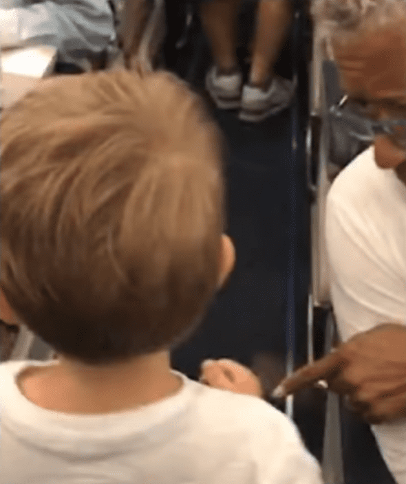 Oliver saludando a los pasajeros. | Imagen: YouTube/Jane choem
