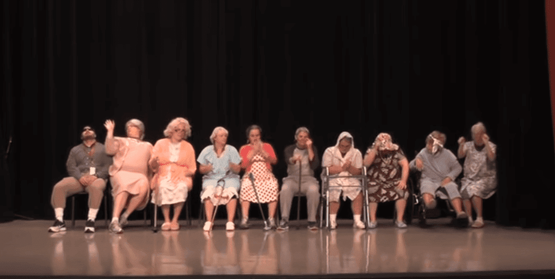 The "Golden Girls" theme song, "Thank You for Being a Friend", prepped the audience for a sweet performance. | Photo: YouTube/Scott Reece