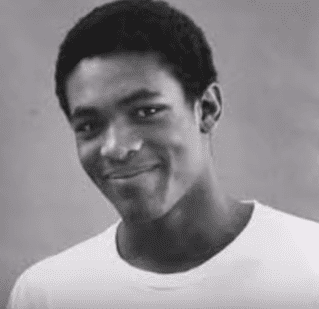 Ennis Cosby. | Fuente; YouTube / Celebrity Underrated Ennis Cosby. | Fuente; YouTube / Celebrity Underrated