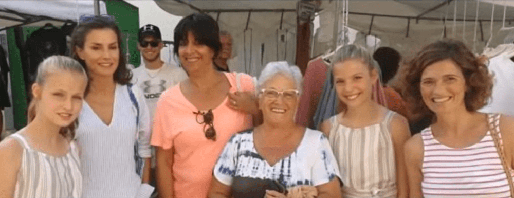 La reina Letizia de España y sus hijas, la princesa Leonor y la infanta Sofía, acompañadas pr lugareños en las calles de Pollença, en Mallorca. | Imagen: YouTube/EL ATICO BB La reina Letizia de España y sus hijas, la princesa Leonor y la infanta Sofía, acompañadas pr lugareños en las calles de Pollença, en Mallorca. | Imagen: YouTube/EL ATICO BB