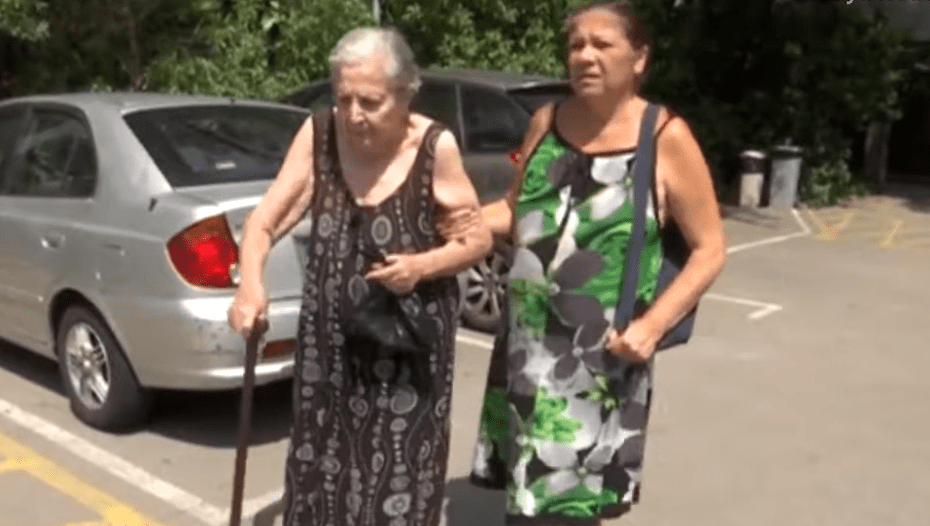 Paquita y su hija, María Vargas, fueron desalojadas de su vivienda en Barcelona, España. | Imagen: YouTube/Vaya Noticias